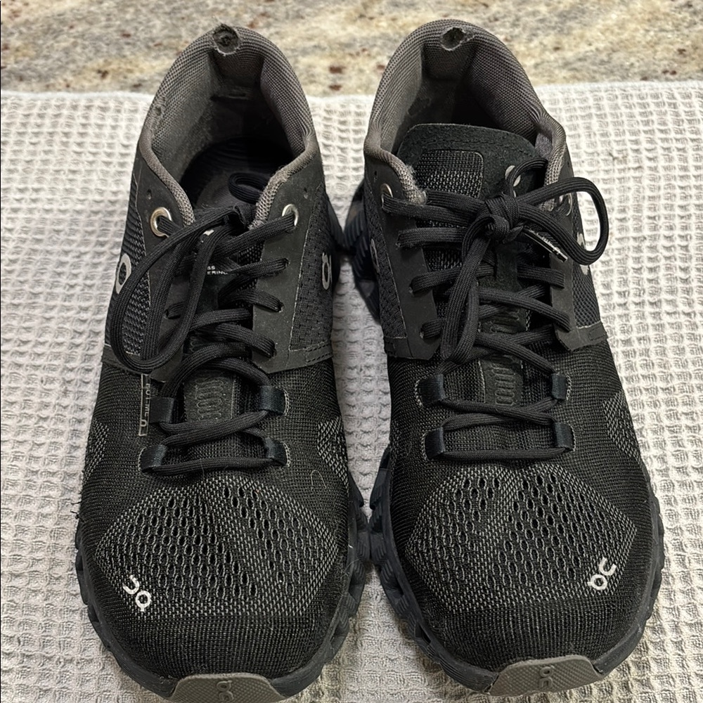 On Cloud X Training shoe Color: black Womens size 6